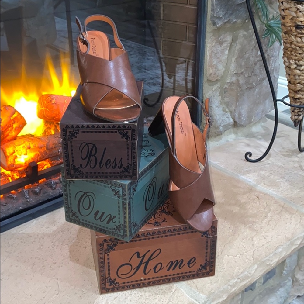 NEW WITH TAGS Pierre Dumas Sandal Heels